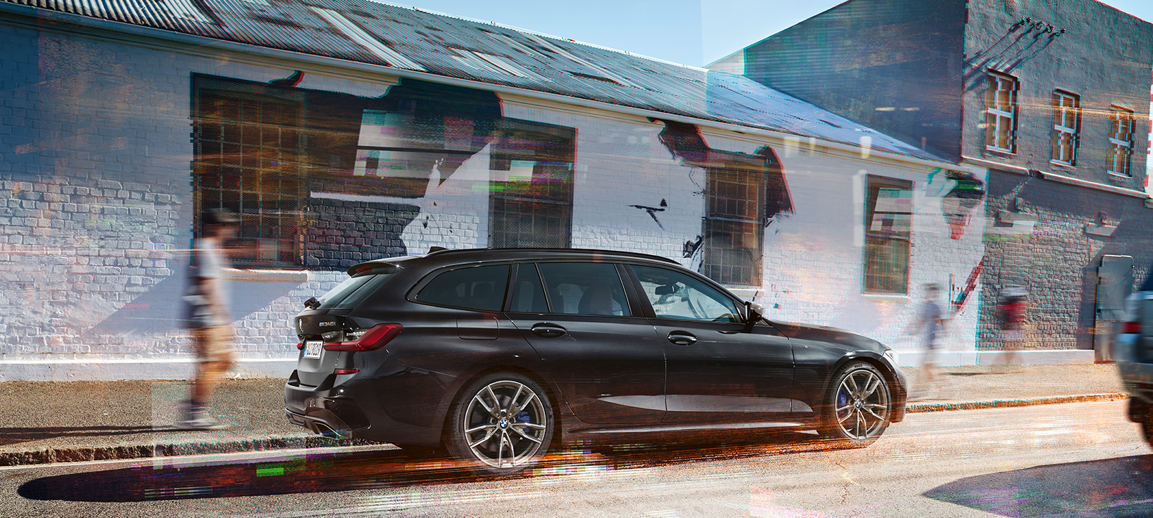 Imagine cu partea laterală a BMW M340i xDrive Touring Imagine cu partea laterală a BMW M340i xDrive Touring, G21, în Negru Sapphire metalizat
