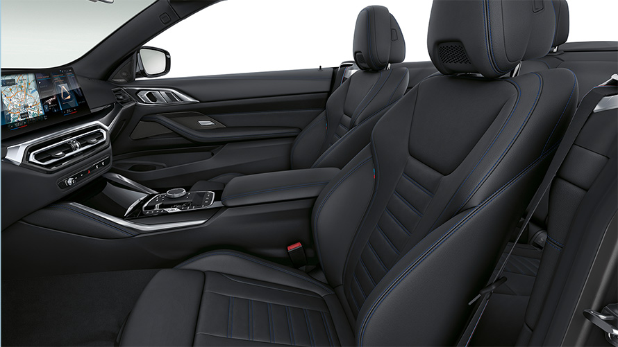Imagine din interior cu scaunele sport pentru conducătorul auto şi pasagerul din faţă cu tapiţerie din piele ale BMW M440i xDrive Cabriolet G23 2020