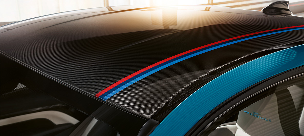 Plafonul din carbon al ediţiei speciale BMW M4 Coupé, M Heritage Edition Imagine cu plafonul din carbon cu dungi M al ediţiei speciale BMW M4 Coupé, M Heritage Edition