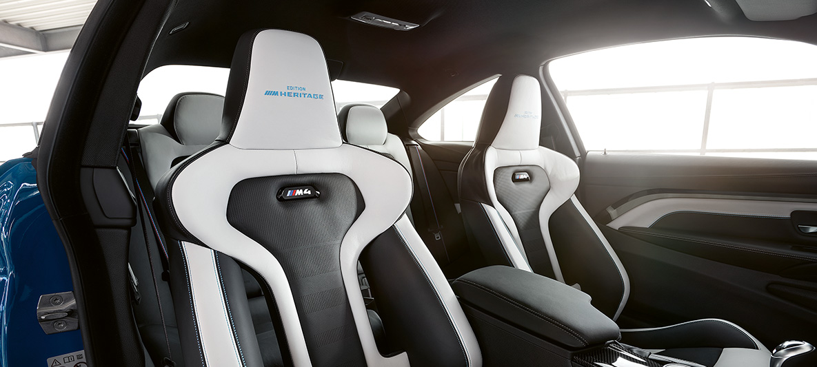 Scaune M Sport bicolore, în Silverstone/ Negru cu ţesături contrastante în Albastru ale BMW M4 Coupé, M Heritage Edition Scaunele M Sport bicolore, în Silverstone/ Negru cu ţesături contrastante în Albastru ale ediţiei speciale BMW M4 Coupé, M Heritage Edition