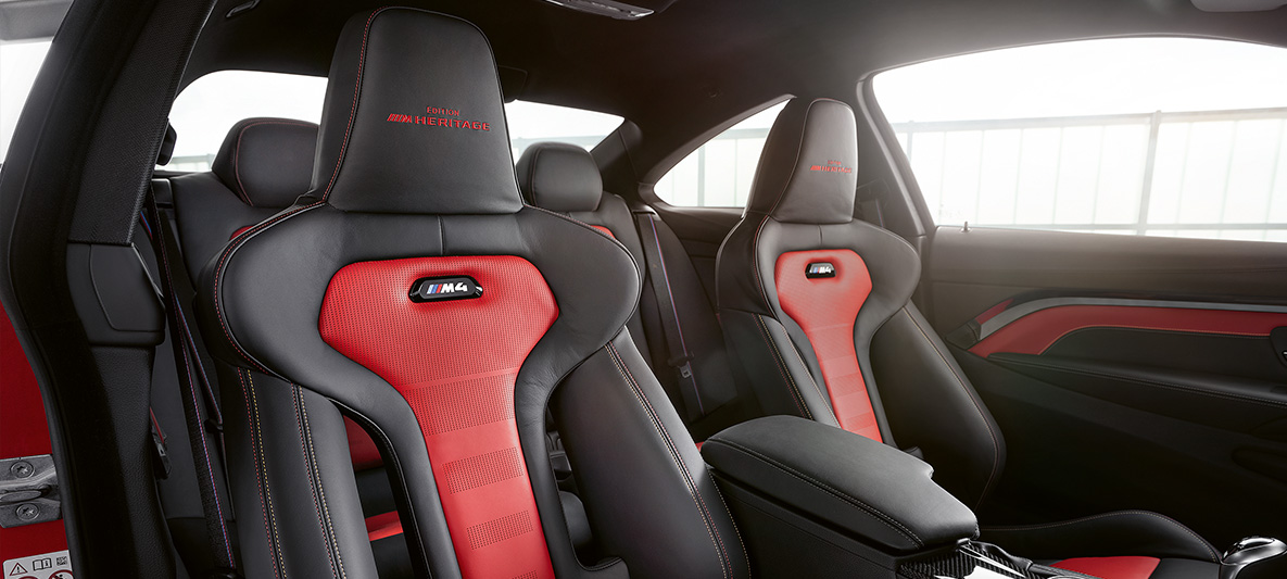 Scaunele M Sport bicolore, în Roşu/ Negru cu ţesături contrastante în Roşu şi Galben ale BMW M4 Coupé, M Heritage Edition Scaunele M Sport bicolore, în Roşu/ Negru cu ţesături contrastante în Roşu şi Galben ale ediţiei speciale BMW M4 Coupé, M Heritage Edition