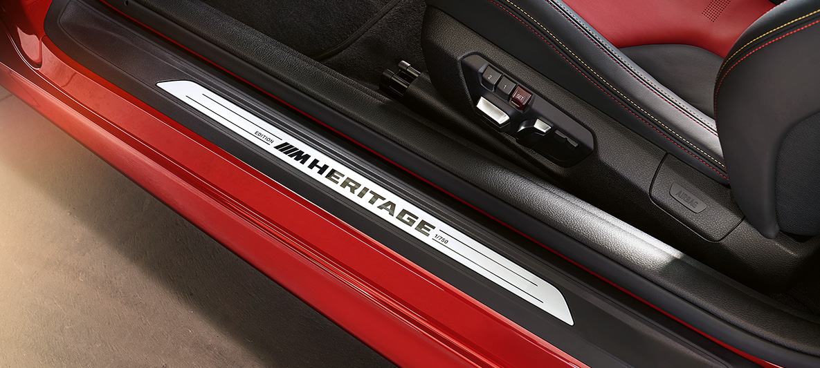 Pragurile porteierelor BMW M4 Coupé, M Heritage Edition Pragurile portierelor ediţiei speciale BMW M4 Coupé, M Heritage Edition