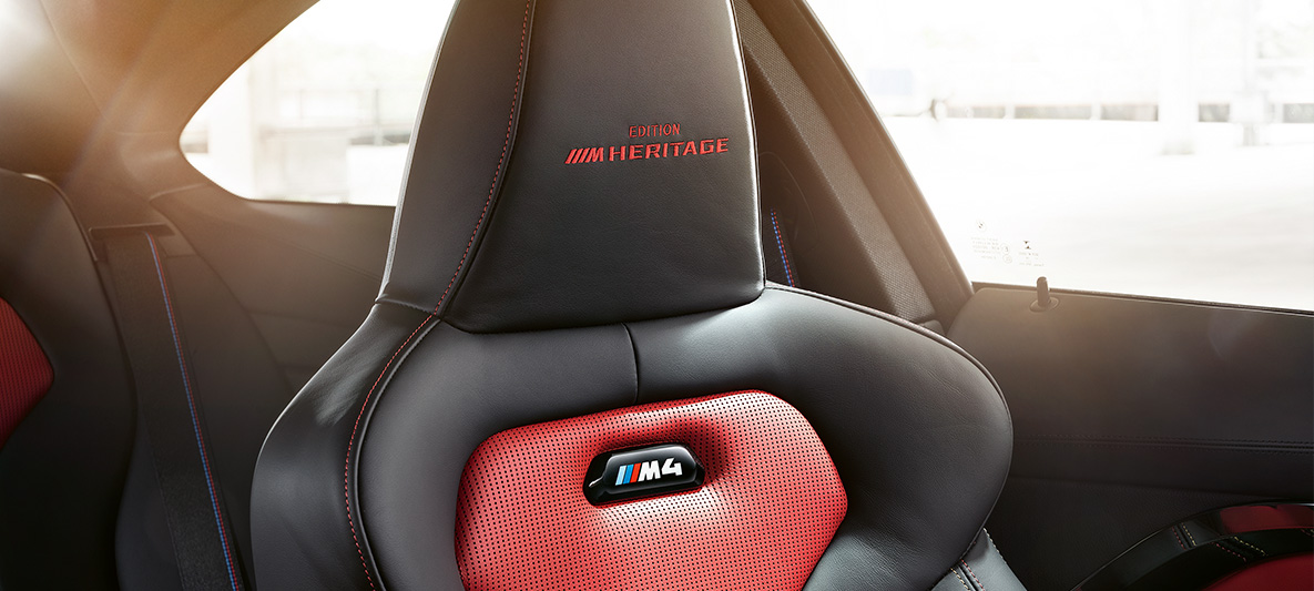 Inscripţia M a BMW M4 Coupé, M Heritage Edition Inscripţia M a ediţiei speciale BMW M4 Coupé, M Heritage Edition