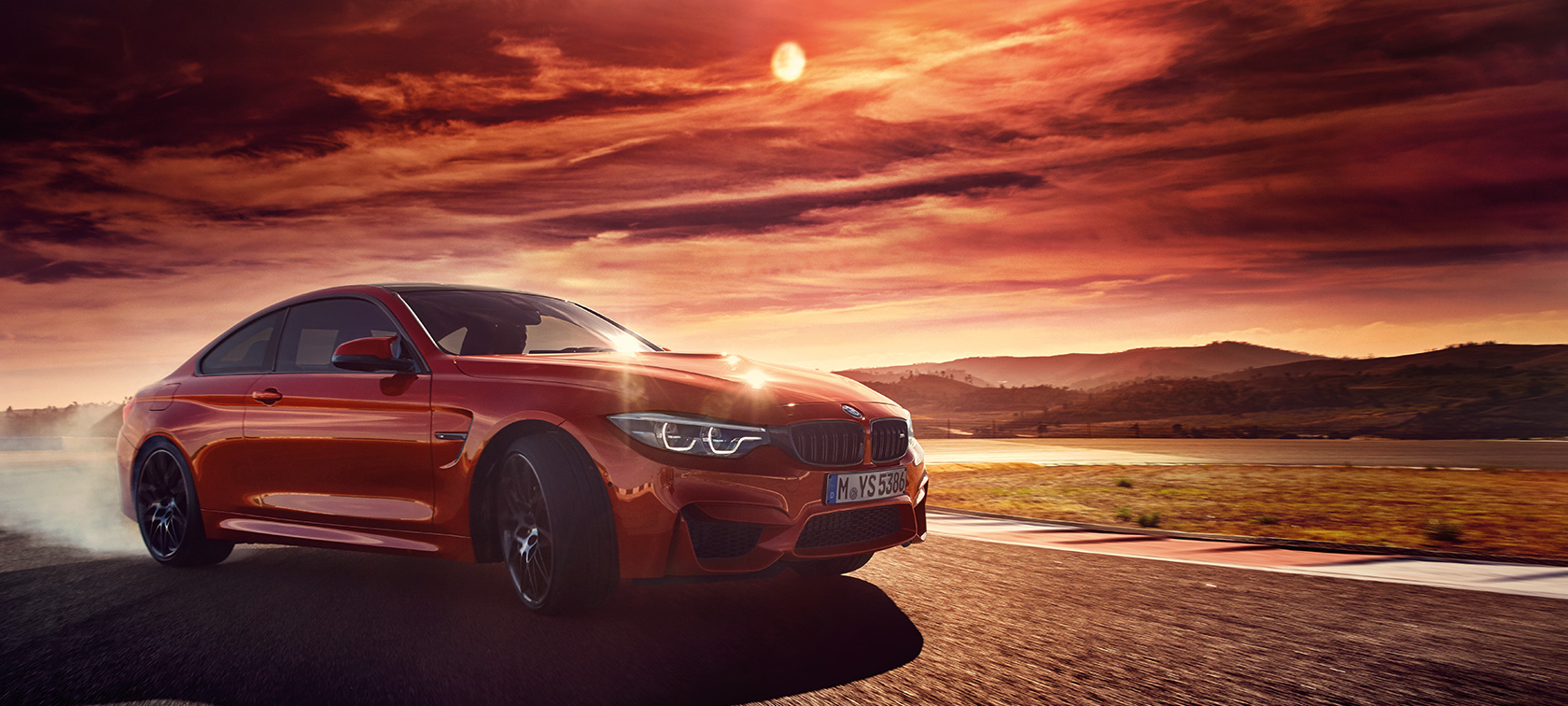 BMW M4 Coupé Imagine din lateral cu BMW M4 Coupé, derapând în viraj