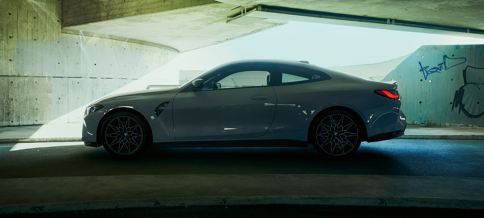 Imagine cu trei sferturi din partea frontală a BMW M4 Coupé G82 2020 Imagine cu trei sferturi din partea frontală a BMW M4 Coupé G82 2020 în Gri Brooklyn metalizat
