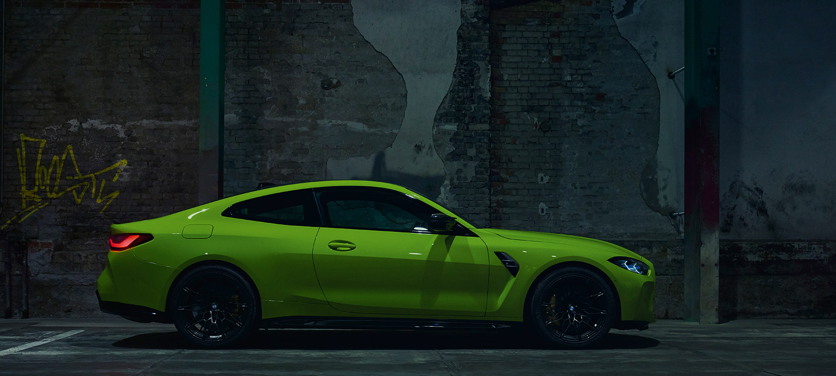 Imagine cu partea laterală a BMW M4 Competition Coupé G82 2020, staţionând Imagine cu partea laterală a BMW M4 Competition Coupé G82 2020 în Galben Sao Paulo, staţionând