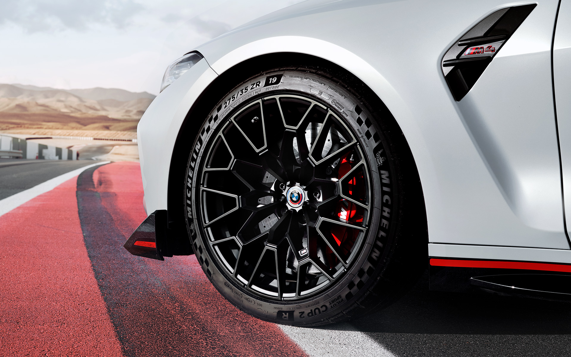 Frâne M Carbon cu discuri din ceramică, în roşu lucios BMW M4 CSL G82 BMW M4 CSL G82 BMW Individual gri Frozen Brooklyn - frâne M Carbon cu discuri din ceramică în roşu lucios cu roată cu construcţie uşoară