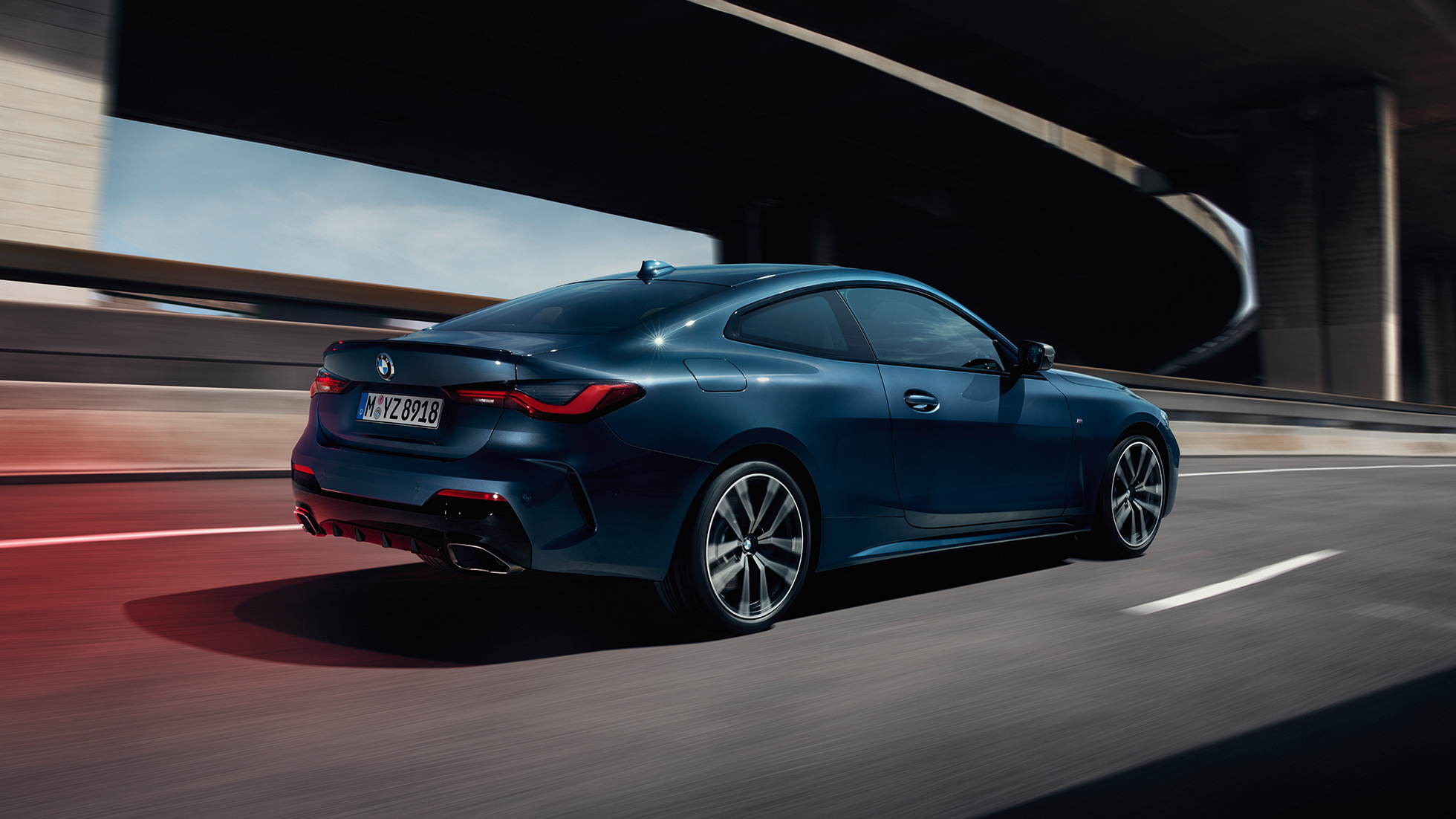 Imagine cu trei sferturi din partea laterală a BMW M440i xDrive Coupé, G22, 2020 Imagine cu trei sferturi din partea laterală a BMW M440i xDrive Coupé, G22, 2020, în Albastru Arctic Race metalizat