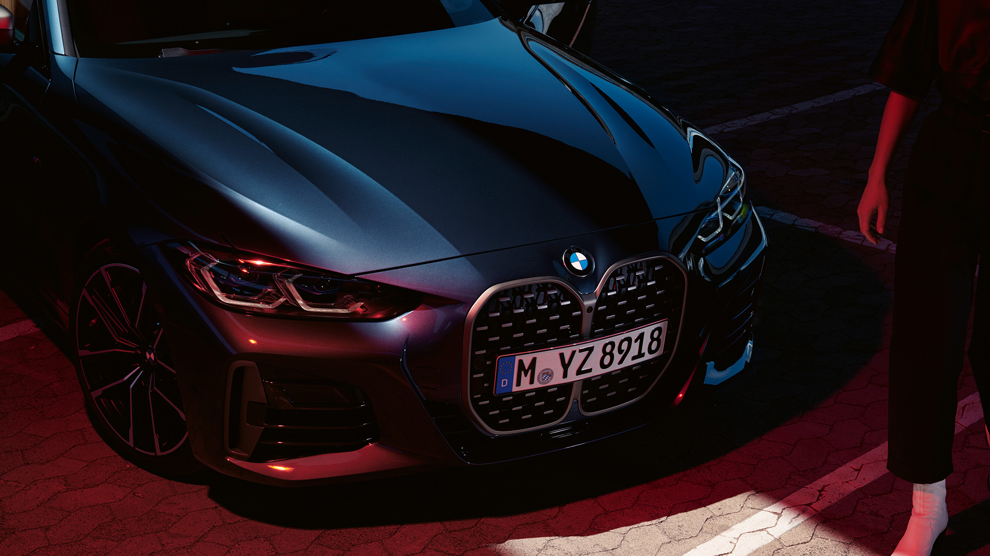 Grila BMW dublă a BMW M440i xDrive Coupé, G22, 2020 Imagine cu trei sferturi din partea frontală a BMW M440i xDrive Coupé, G22, 2020, în Albastru Arctic Race metalizat, cu grilă BMW dublă