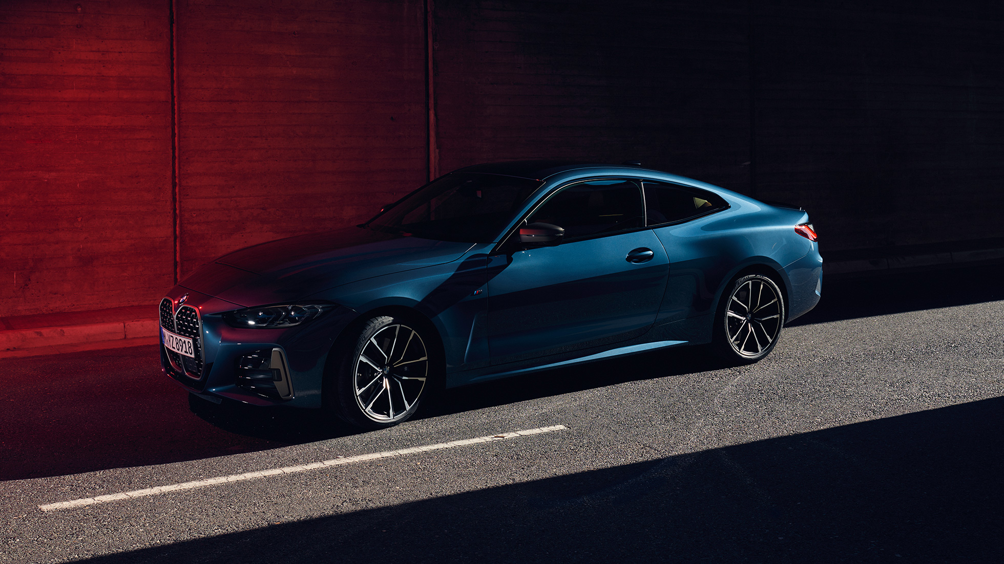 Linia plafonului BMW M440i xDrive Coupé, G22, 2020 Imagine în prim plan cu linia plafonului BMW M440i xDrive Coupé, G22, 2020, în Albastru Arctic Race metalizat