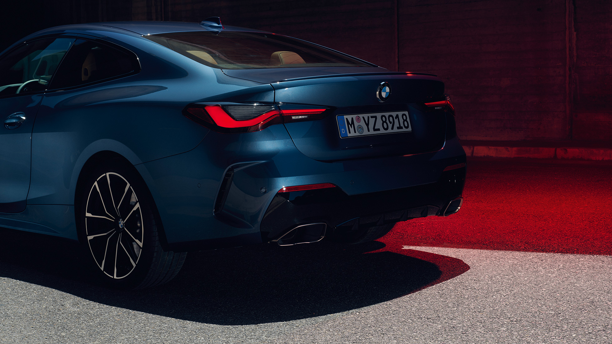 Imagine cu trei sferturi din partea spate a BMW M440i xDrive Coupé, G22, 2020, cu stopuri Imagine cu trei sferturi din partea spate a BMW M440i xDrive Coupé, G22, 2020, în Albastru Arctic Race metalizat, cu stopuri
