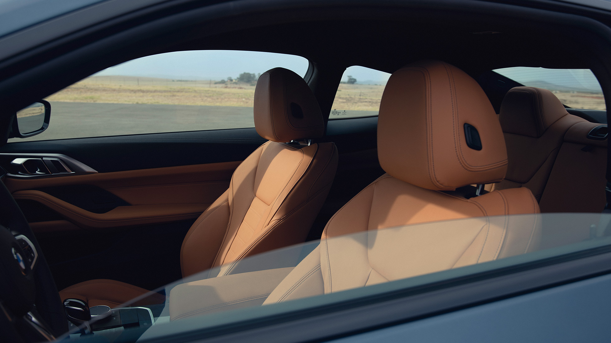 Scaunele sport ale BMW M440i xDrive Coupé, G22, 2020 Imagine în prim plan cu scaunele sport ale BMW M440i xDrive Coupé, G22, 2020, în Albastru Arctic Race metalizat