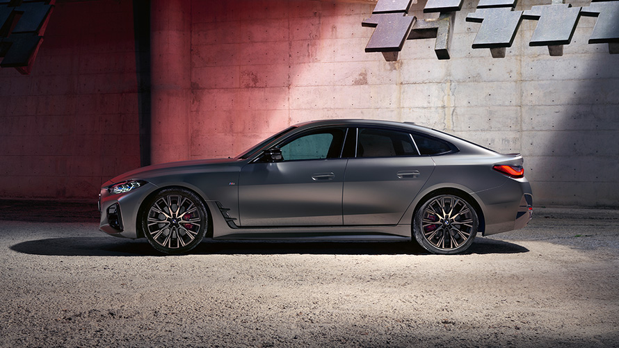 Imagine din partea laterală a BMW M440i xDrive Gran Coupé G26 2021 Imagine din partea laterală a BMW M440i xDrive Gran Coupé G26 2021, în Gri Frozen Pure, în faţa unui perete