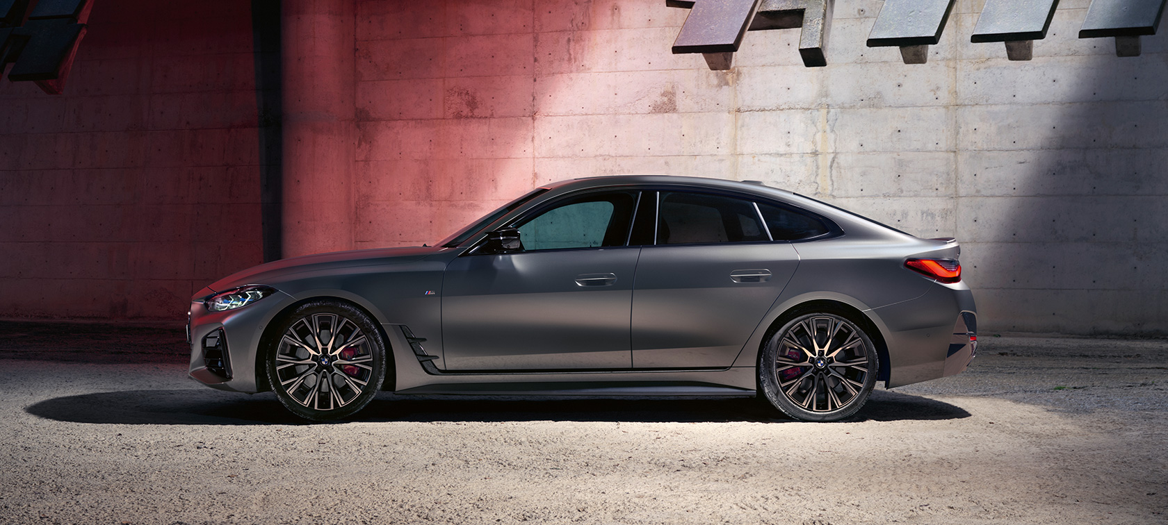 Imagine din partea laterală a BMW M440i xDrive Gran Coupé G26 2021 Imagine din partea laterală a BMW M440i xDrive Gran Coupé G26 2021, în BMW Individual Gri Frozen Pure, staţionând