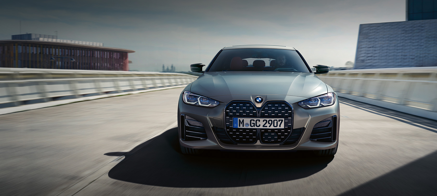 Imagine din partea frontală a BMW M440i xDrive Gran Coupé G26 2021, în BMW Individual Gri Frozen Pure