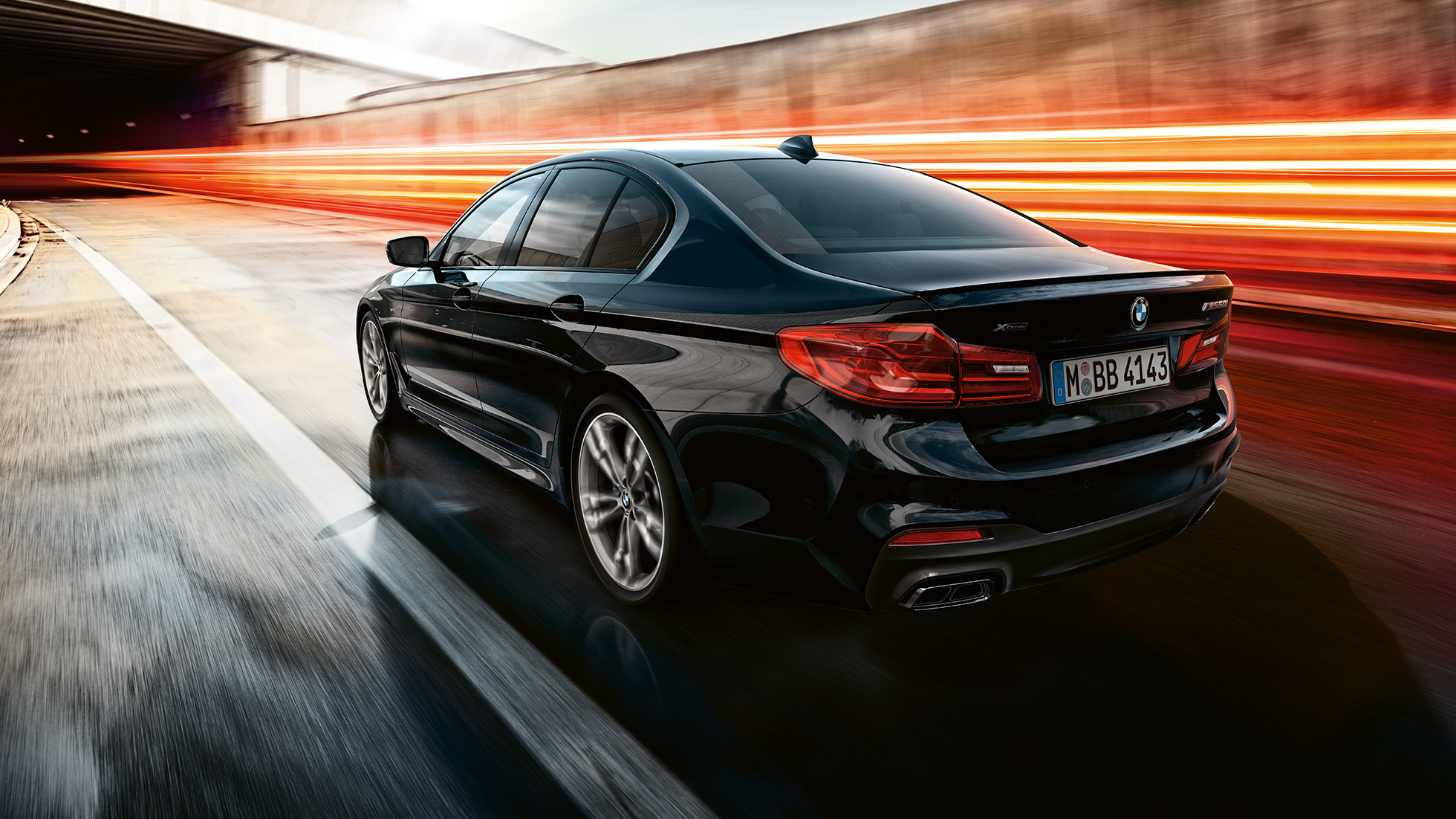 Dinamică de condus. Imagine cu trei sferturi din partea spate a BMW M550i şi BMW M550d rulând.