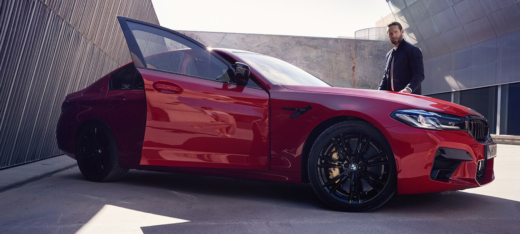 Imagine cu partea laterală a BMW M5 Competition, F90, LCI, Facelift, 2020, cu portiera deschisă Imagine cu partea laterală a BMW M5 Competition, F90, LCI, Facelift, 2020, în Roşu Imola de la BMW Individual, cu portiera deschisă