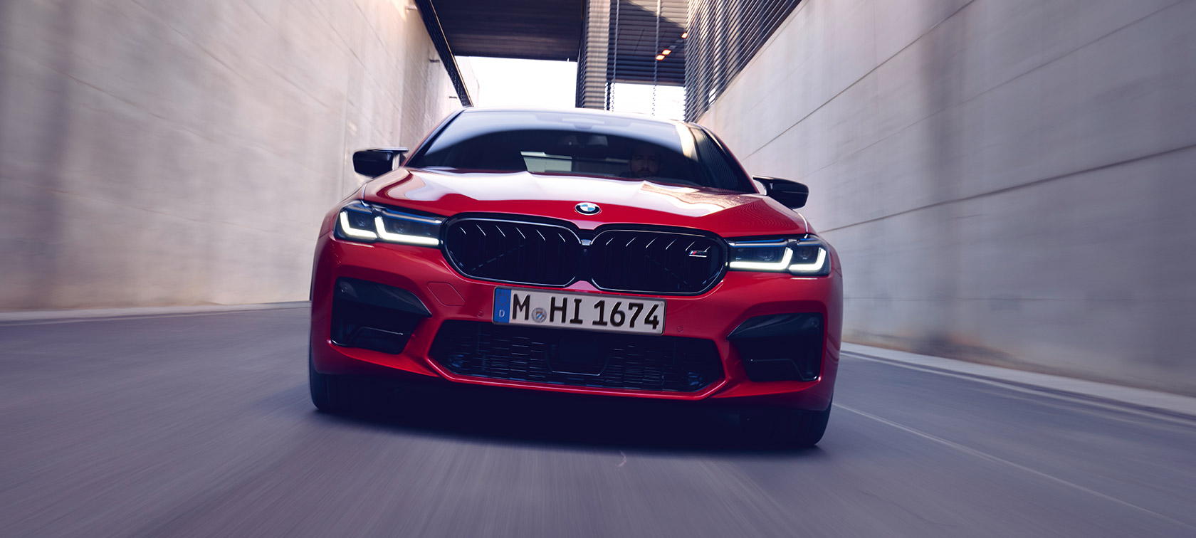Imagine cu partea frontală a BMW M5 Competition, F90, LCI, Facelift, 2020 Imagine cu partea frontală a BMW M5 Competition, F90, LCI, Facelift, 2020, în Roşu Imola de la BMW Individual, rulând