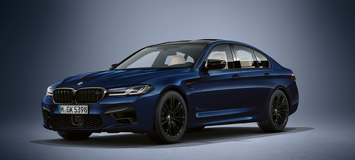 Imagine cu trei sferturi din partea frontală a BMW M5 Sedan Individual, F90, LCI, Facelift, 2020, în Albastru Tanzanite metalizat de la BMW Individual Imagine cu trei sferturi din partea frontală a BMW M5 Sedan Individual, F90, LCI, Facelift, 2020, în Albastru Tanzanite metalizat de la BMW Individual