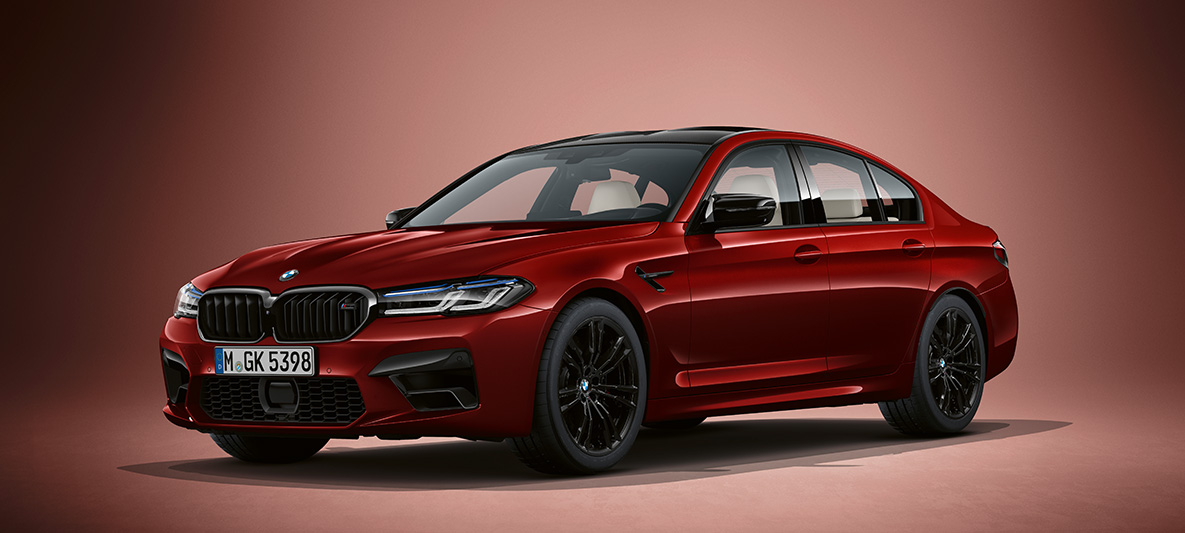 Imagine cu trei sferturi din partea frontală a BMW M5 Sedan Individual, F90, LCI, Facelift, 2020, în Roşu Aventurine metalizat de la BMW Individual Imagine cu trei sferturi din partea frontală a BMW M5 Sedan Individual, F90, LCI, Facelift, 2020, în Roşu Aventurine metalizat de la BMW Individual