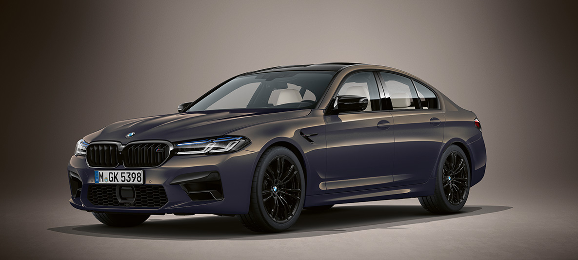 Imagine cu trei sferturi din partea frontală a BMW M5 Sedan Individual, F90, LCI, Facelift, 2020, în Gri Alvite metalizat de la BMW Individual Imagine cu trei sferturi din partea frontală a BMW M5 Sedan Individual, F90, LCI, Facelift, 2020, în Gri Alvite metalizat de la BMW Individual