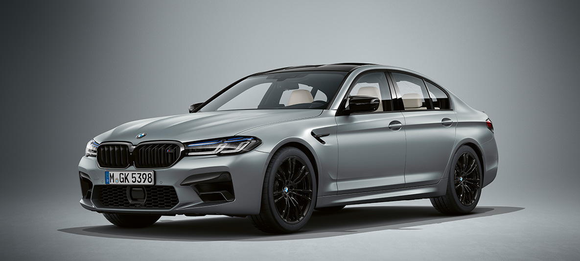 Imagine cu trei sferturi din partea frontală a BMW M5 Sedan Individual, F90, LCI, Facelift, 2020, în Frozen Bluestone metalizat de la BMW Individual Imagine cu trei sferturi din partea frontală a BMW M5 Sedan Individual, F90, LCI, Facelift, 2020, în Frozen Bluestone metalizat de la BMW Individual