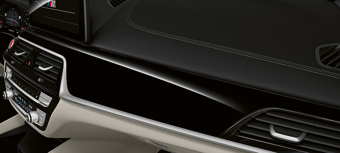 Imagine cu interiorul BMW M5 Sedan Individual, F90, LCI, Facelift, 2020, cu ornamente interioare BMW Individual în Negru Piano Imagine cu interiorul BMW M5 Sedan Individual, F90, LCI, Facelift, 2020, cu ornamente interioare BMW Individual în Negru Piano