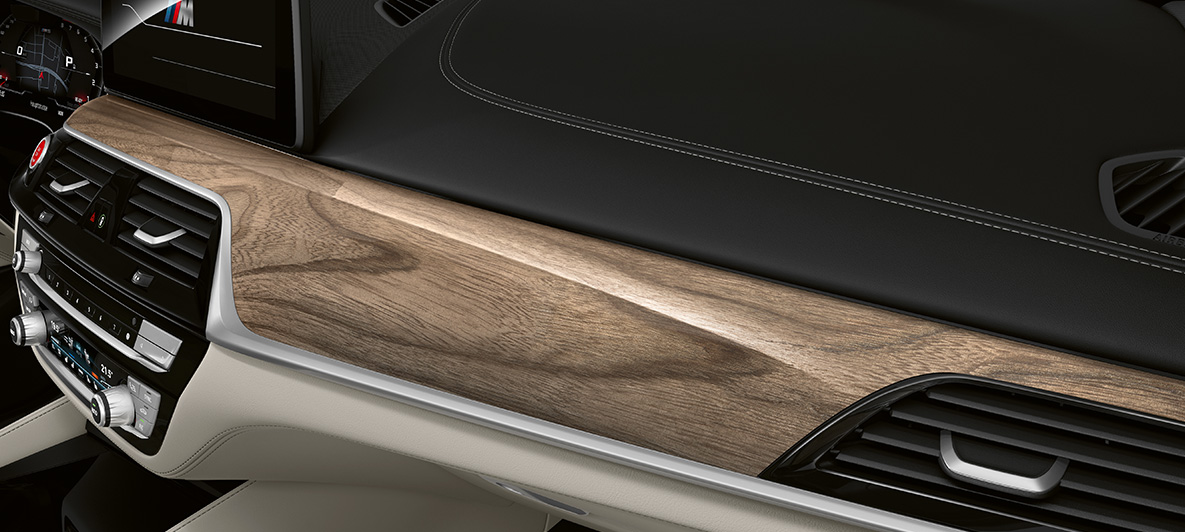 Imagine cu interiorul BMW M5 Sedan Individual, F90, LCI, Facelift, 2020, cu ornamente interioare BMW Individual din lemn fin „Sen” maro deschis Imagine cu interiorul BMW M5 Sedan Individual, F90, LCI, Facelift, 2020, cu ornamente interioare BMW Individual din lemn fin „Sen” maro deschis