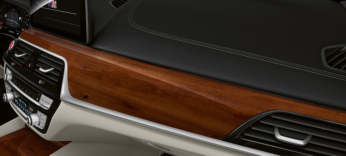 Imagine cu interiorul BMW M5 Sedan Individual, F90, LCI, Facelift, 2020, cu ornamente interioare BMW Individual din lemn fin de prun maro, lucios, cu detalii în crom Pearl Imagine cu interiorul BMW M5 Sedan Individual, F90, LCI, Facelift, 2020, cu ornamente interioare BMW Individual din lemn fin de prun maro, lucios, cu detalii în crom Pearl