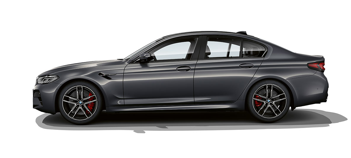 Imagine cu partea laterală a BMW M5, F90, LCI, Facelift, 2020 Imagine cu trei sferturi din partea laterală a BMW M5, F90, LCI, Facelift, 2020, în Gri Brands Hatch metalizat