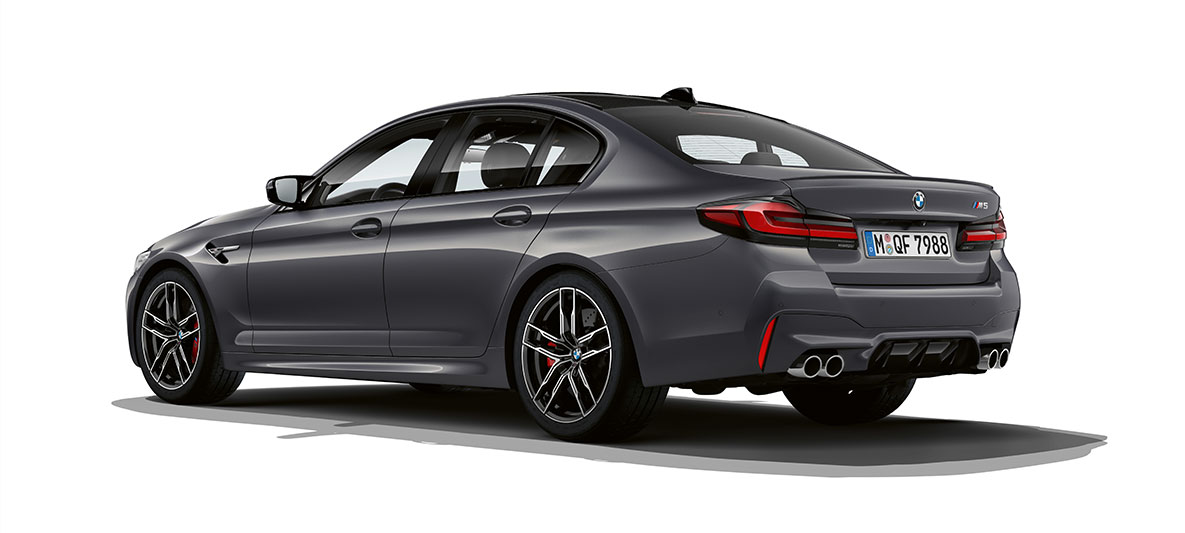 Imagine cu trei sferturi din partea spate a BMW M5, F90, LCI, Facelift, 2020 Imagine cu trei sferturi din partea spate a BMW M5, F90, LCI, Facelift, 2020, în Gri Brands Hatch metalizat