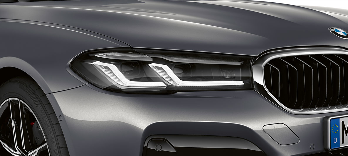 Imagine cu partea frontală a BMW M5, F90, LCI, Facelift, 2020, cu noul design al farurilor Imagine cu partea frontală a BMW M5, F90, LCI, Facelift, 2020, în Gri Brands Hatch metalizat, cu noul design al farurilor