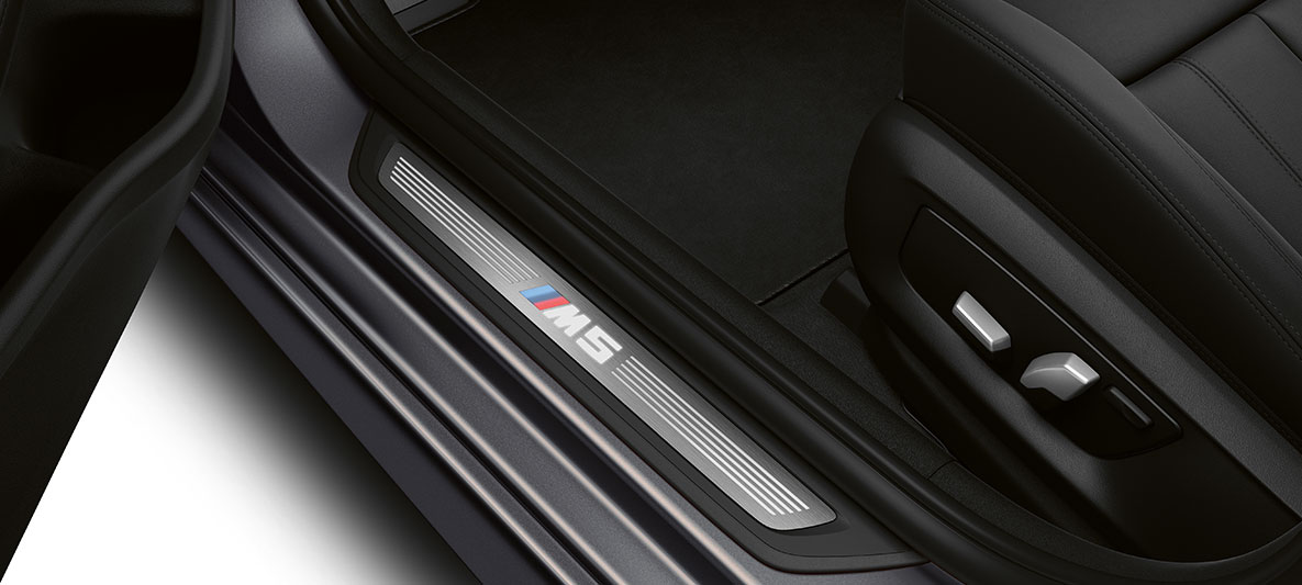 Imagine cu interiorul BMW M5, F90, LCI, Facelift, 2020, cu praguri portiere cu inscripţia „M5” Imagine cu interiorul BMW M5, F90, LCI, Facelift, 2020, cu praguri portiere cu inscripţia „M5”