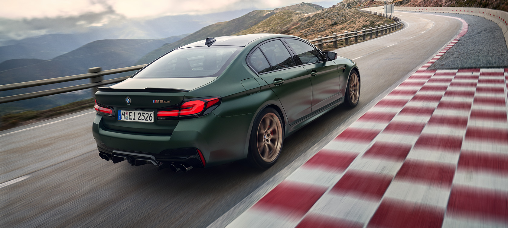 Imagine cu trei sferturi din partea din spate a BMW M5 CS în Verde Frozen Deep Imagine cu trei sferturi din partea din spate a BMW M5 CS în Verde Frozen Deep