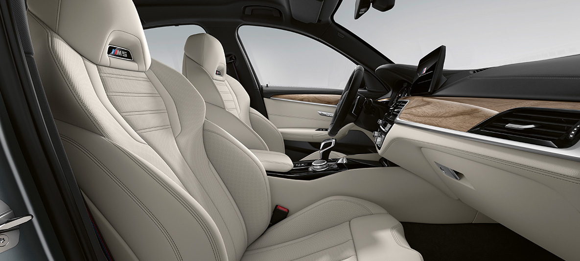 Tapiţeria BMW Individual din piele Merino integrală în Alb Smoke/Negru al BMW M5 Sedan F90 2020 Imagine cu interiorul BMW M5 Sedan Individual, F90, LCI, Facelift, 2020, cu ornamente din piele Merino în Alb Smoke/negru de la BMW Individual