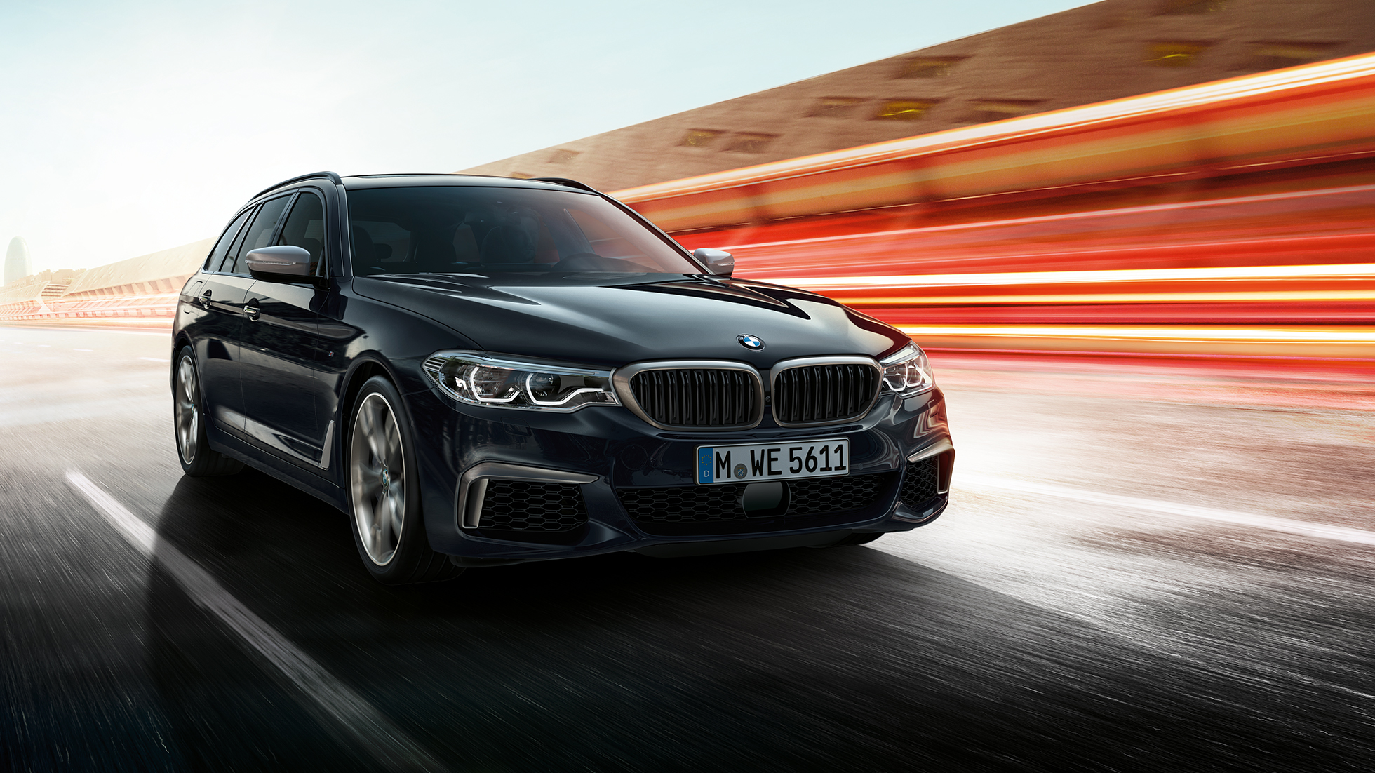 Grila radiatorului BMW M550d xDrive Touring Imagine în prim-plan cu grila radiatorului BMW M550d xDrive Touring, G31, în Negru Azurite metalizat