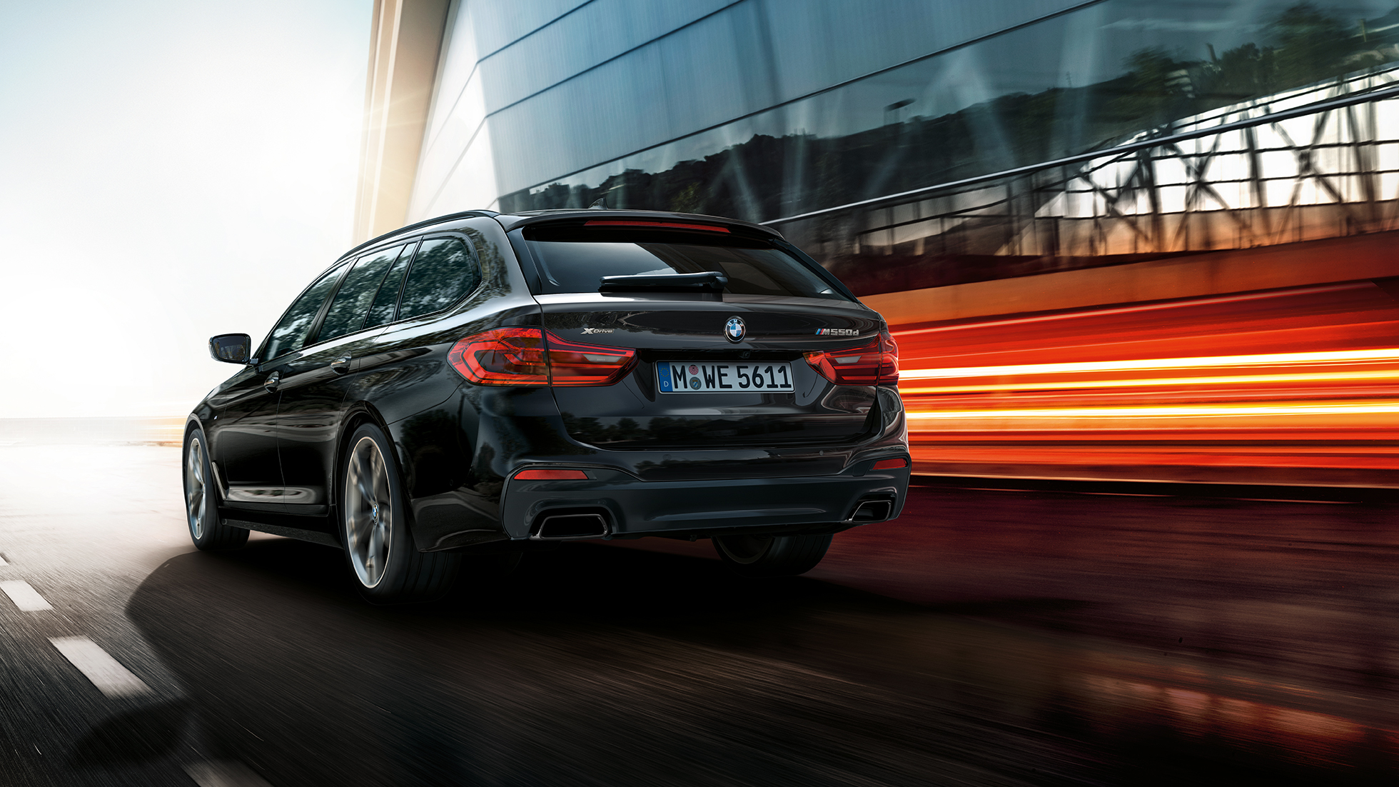 Imagine cu trei sferturi din partea spate a BMW M550d xDrive Touring Imagine cu trei sferturi din partea spate a BMW M550d xDrive Touring, G31, în Negru Azurite metalizat
