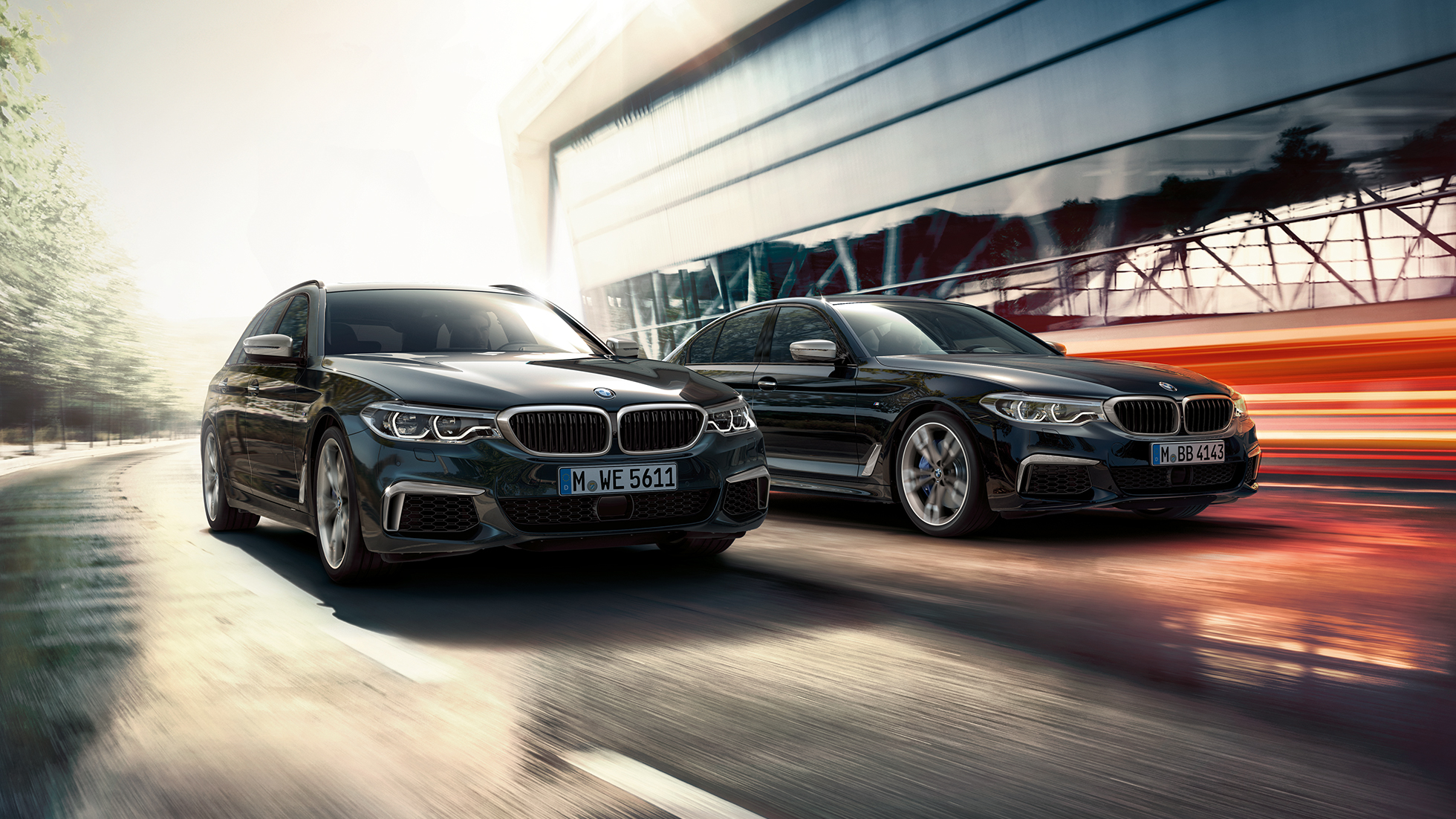 Dinamica de condus a BMW M550d xDrive Touring Imagine cu trei sferturi din partea frontală a BMW M550d xDrive Touring, G31, în Negru Azurite metalizat cu dinamică de condus impresionantă