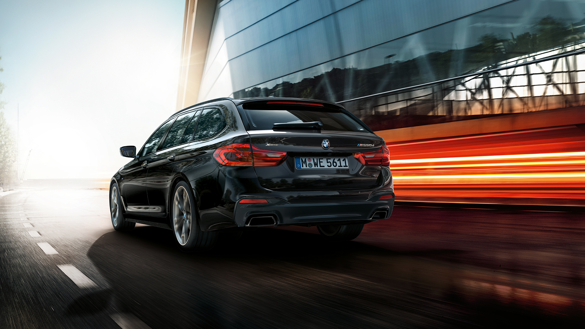 Designul exterior al BMW M550d xDrive Touring Imagine cu trei sferturi din partea spate cu designul exterior al BMW M550d xDrive Touring, G31, în Negru Azurite