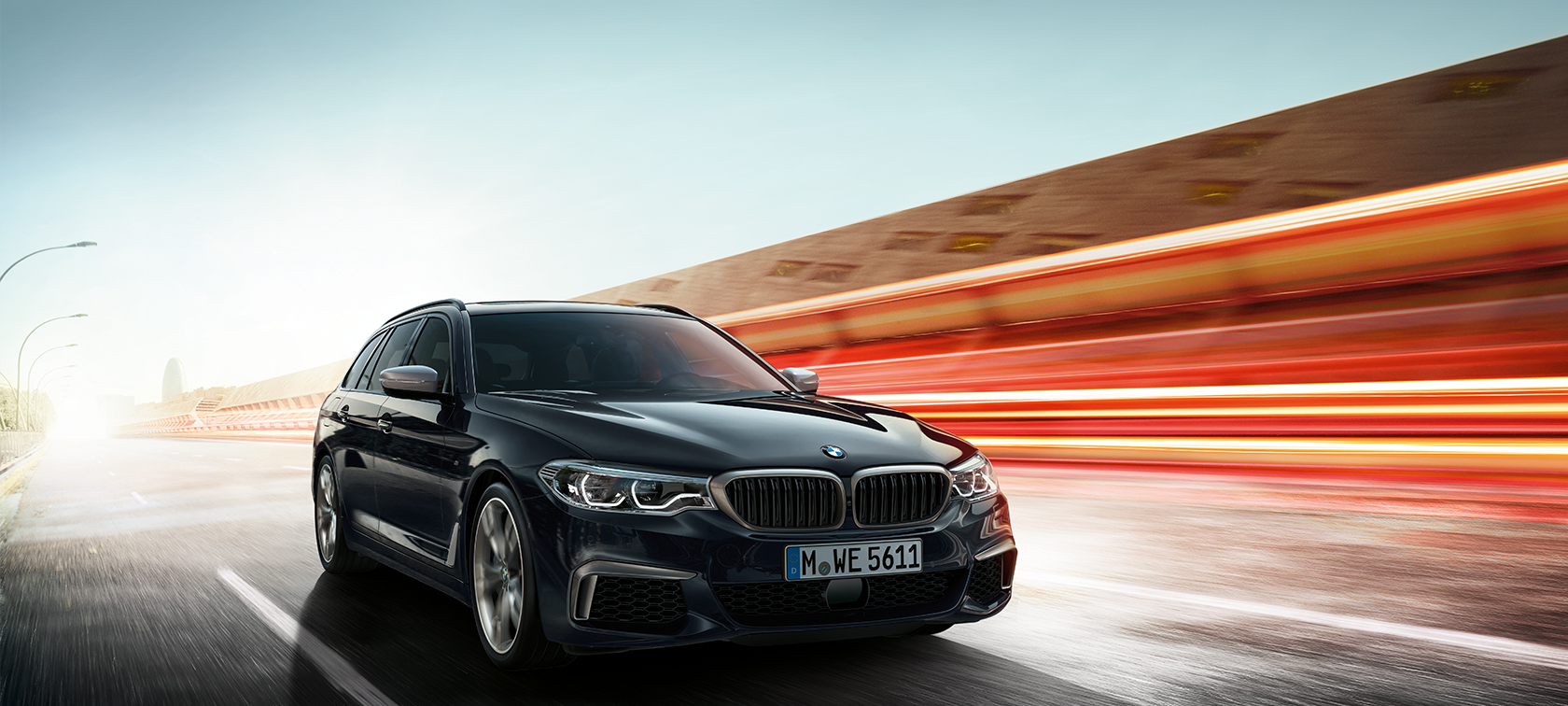 Imagine cu trei sferturi din partea frontală a BMW M550d xDrive Touring Imagine cu trei sferturi din partea frontală a noului BMW M550d xDrive Touring, G31, în Negru Azurite metalizat