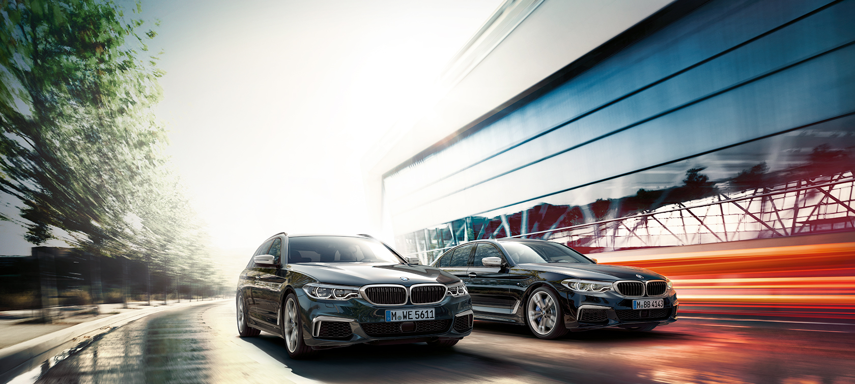 BMW M550d xDrive Touring, în Negru Albăstrui Azurite metalizat Imagine cu trei sferturi din partea laterală a BMW M550d xDrive Touring, G31, în Negru Albăstrui Azurite metalizat
