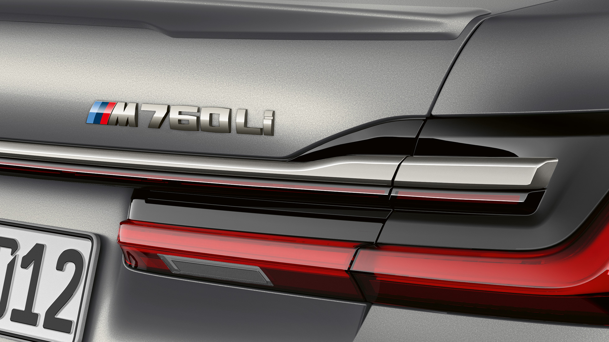 Imagine în prim-plan cu emblema „BMW M760Li” a BMW M760Li xDrive Sedan Imagine în prim-plan cu emblema „BMW M760Li” din partea spate a BMW M760Li xDrive Sedan