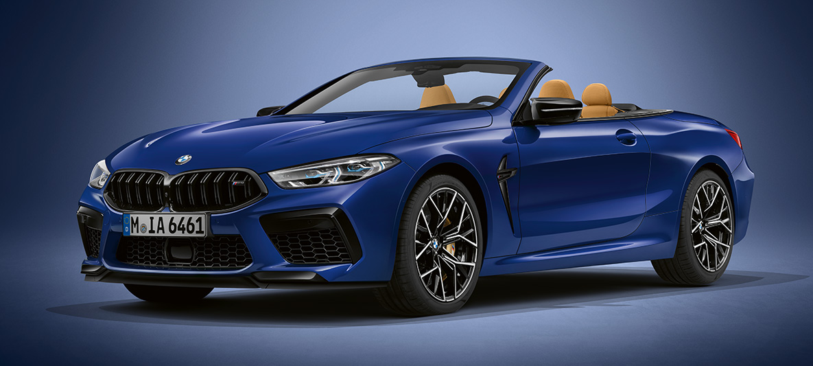 BMW Individual M8 Cabriolet în Albastru Tanzanite metalizat de la BMW Individual. Imagine cu trei sferturi din partea frontală a BMW Individual M8 Cabriolet în Albastru Tanzanite metalizat de la BMW Individual.