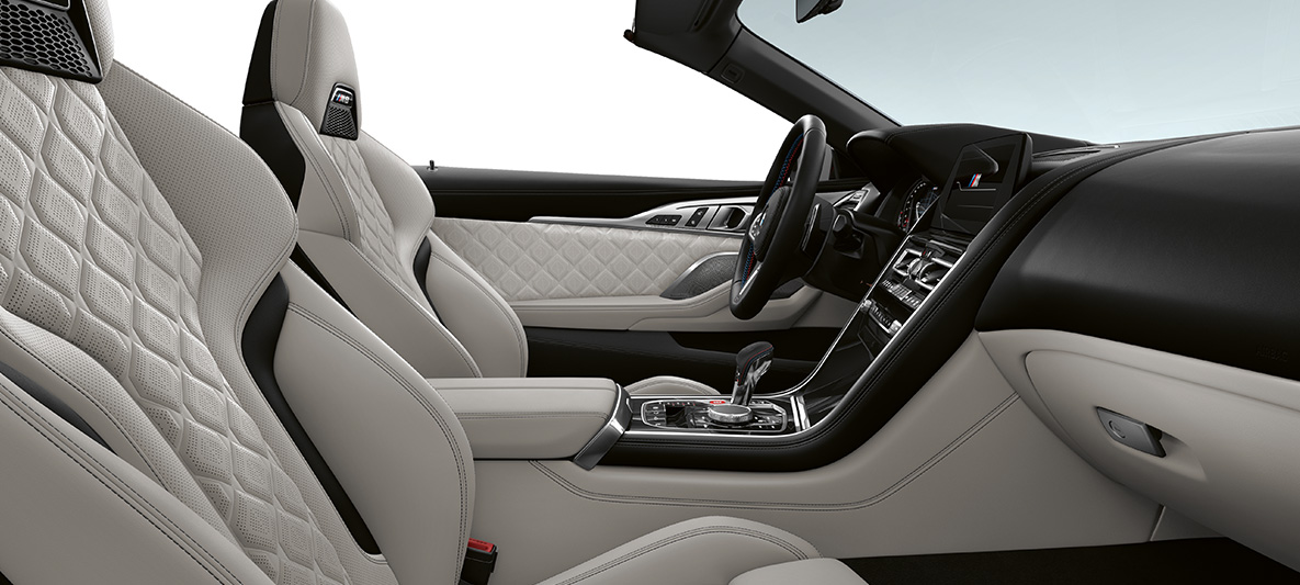 Piele Merino integrală în Silverstone, cu granulaţie fină şi ornamente interioare în Negru Piano de la BMW Individual. Interiorul BMW M8 Cabriolet din piele Merino integrală în Silverstone, cu granulaţie fină şi ornamente interioare în Negru Piano de la BMW Individual.