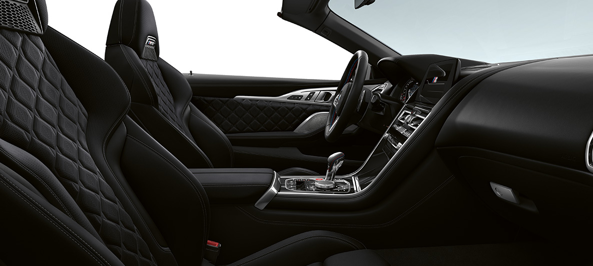 Piele Merino integrală neagră, cu granulaţie fină şi ornamente interioare în Negru Piano de la BMW Individual. Interiorul BMW M8 Cabriolet din piele Merino integrală neagră, cu granulaţie fină şi ornamente interioare în Negru Piano de la BMW Individual.