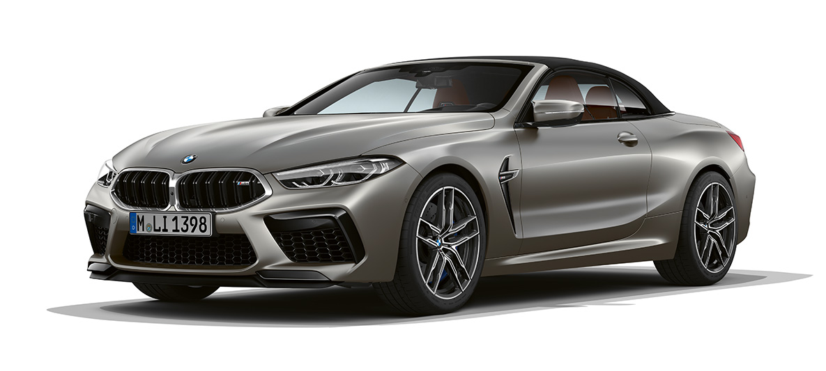 Imagine cu trei sferturi din partea laterală faţă a BMW M8 Cabriolet. Imagine cu trei sferturi din partea laterală faţă a BMW M8 Cabriolet în Argintiu Frozen Dark.