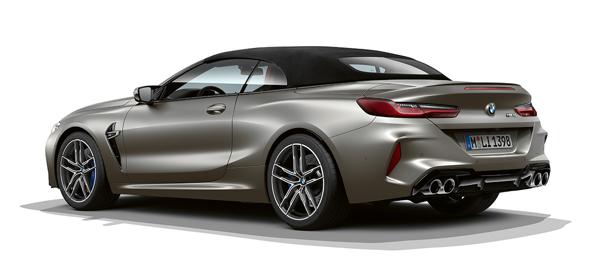 Imagine cu trei sferturi din partea laterală spate a BMW M8 Cabriolet. Imagine cu trei sferturi din partea laterală spate a BMW M8 Cabriolet în Argintiu Frozen Dark.