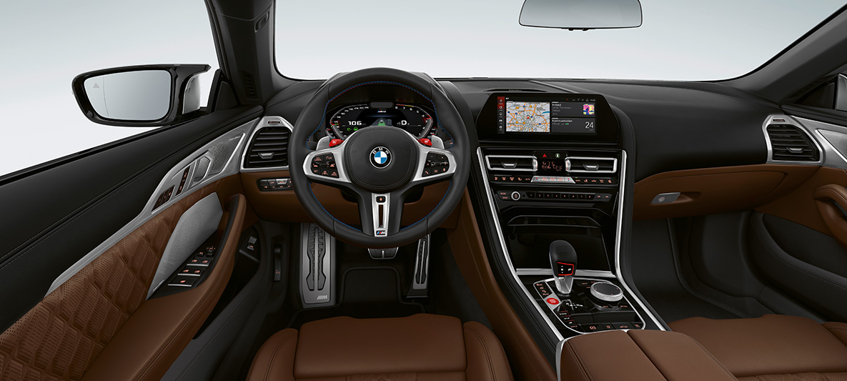 Habitaclul BMW M8 Cabriolet. Habitaclul BMW M8 Cabriolet cu volan M îmbrăcat în piele cu butoane „M1”/ „M2” roşii.