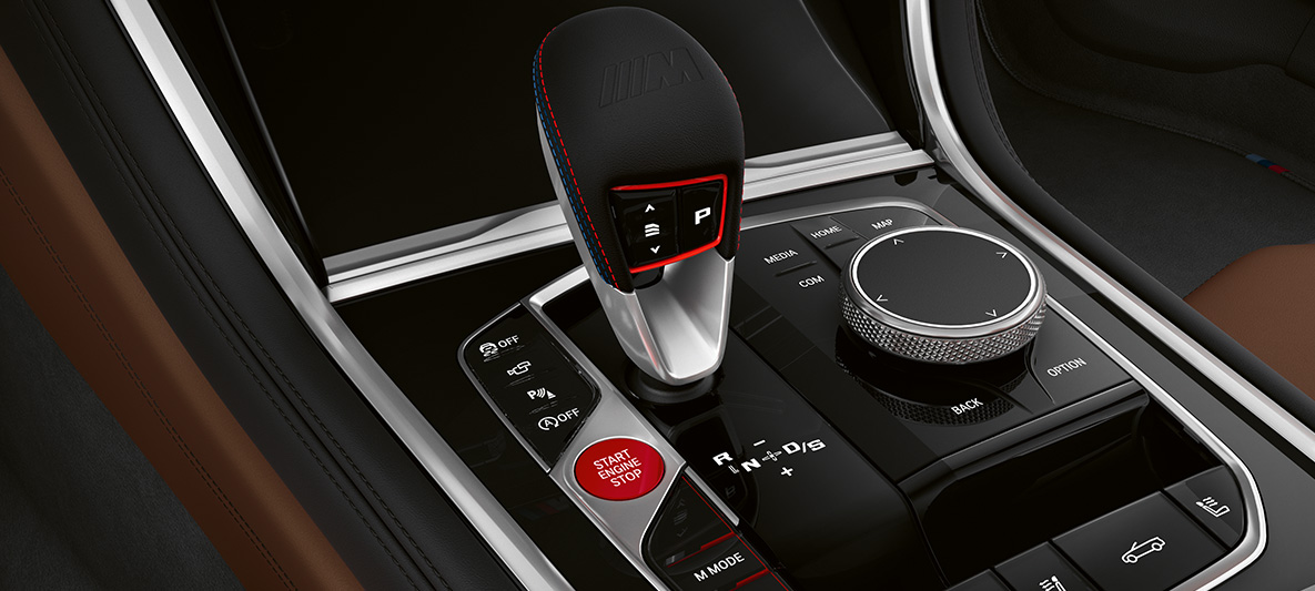 Schimbător de viteze M. Interiorul BMW M8 Cabriolet cu schimbător de viteze M.
