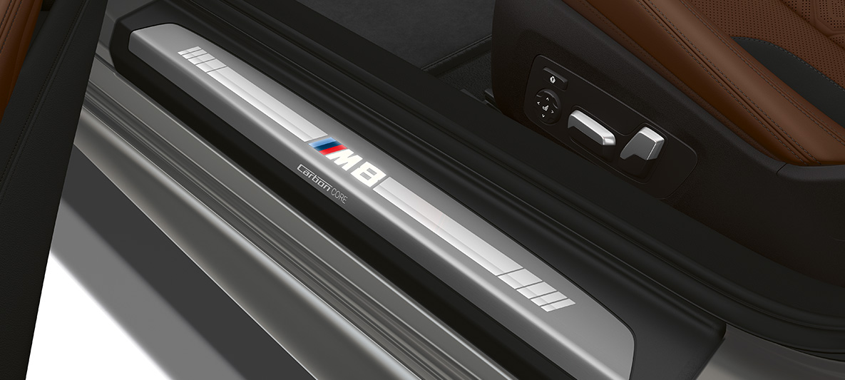 Praguri portiere cu emblemă „M8”. Pragurile portierelor BMW M8 Cabriolet cu emblemă „M8”.